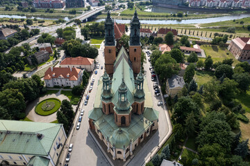 Widok na Bazylika archikatedralna Świętych Apostołów Piotra i Pawła w Poznaniu
