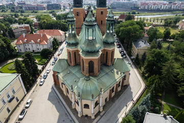 Widok na Bazylika archikatedralna Świętych Apostołów Piotra i Pawła w Poznaniu