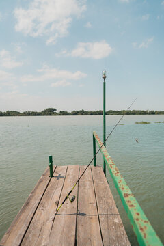 Muelle con ca&ntilde;a para pescar en un r&iacute;o de agua dulce en Centla, Tabasco.