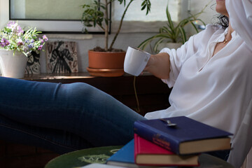 Mujer tomando café y leyendo un libro 