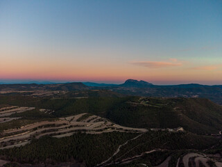 paisaje rocoso y atardecer en el fondo