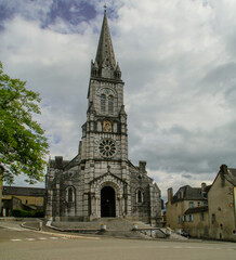 Iglesia de Nuestra Señora de Oloron-Sainte-Marie (francés: Église Notre-Dame d'Oloron-Sainte-Marie), Francia. Fachada principal con la entrada y el rosetón.