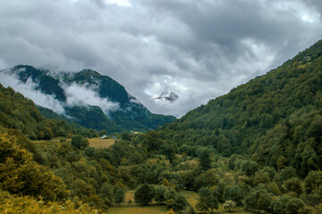 Vista de un paisaje natural en el lado norte de los Pirineos, Borce, Francia. Hermoso valle verde...