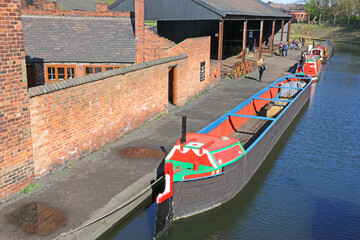 Fototapeta na wymiar Narrow boat on the Dudley Canal