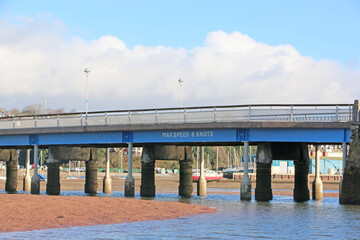 Obraz premium Shaldon Bridge over the River Teign at low tide