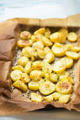 Roasted slices of potatoes with oregano 