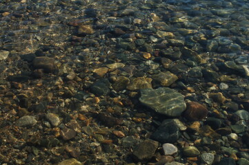 Textura de piedras bajo la superficie marina