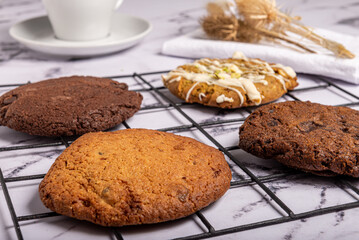 Galletas caseras artesanales sobre una mesada, con chocolate, jengibre, chips y vainilla.