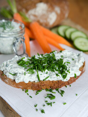 Brot mit Kräuterquark