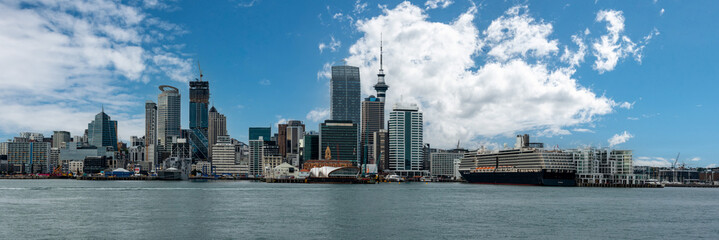 Naklejka premium Panoramic view of the Auckland skyline from seaside