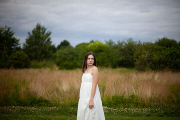 Fototapeta na wymiar bride in white dress in a field
