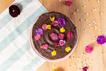 torta de chocolate con florcitas comestibles