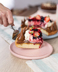 tarta de frutilla con crema y pala repostera