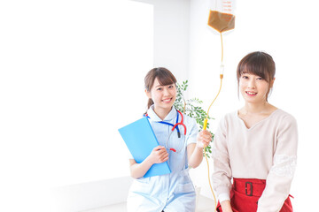 病気の治療をする女性