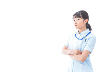 怒りを感じる若い看護師