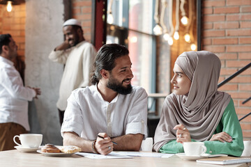 Obraz na płótnie Canvas Muslim Business People Working In Cafe
