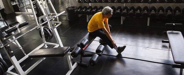 Elderly old man in the gym