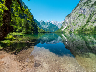 Fototapeta premium Der Obersee, Berchtesgaden, Bayern, an einem sonnigen Sommertag