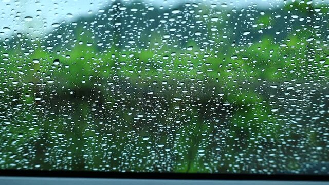 車の窓　雨　水滴　イメージ