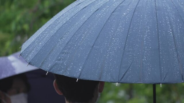 雨・傘・ビジネスマン・マスク