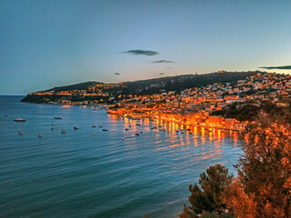 La baie de Villefranche sur Mer sur la Côte d'Azur au soleil couchant