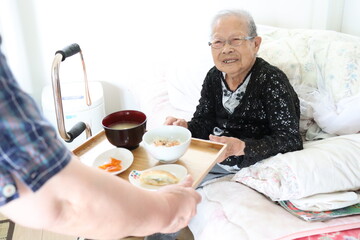 老人介護、介護する