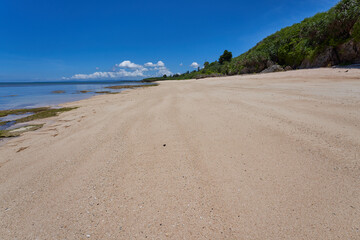 Fototapeta na wymiar 南国の広々とした解放的な無人のビーチ