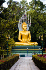 Obraz premium Wat Chak Yai temple, golden buddha and hundreds of monks, in Chanthaburi, Thailand