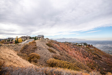 Obraz premium View of houses on top of the mountain during fall at Draper, Utah