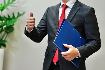 ファイルを持つビジネスマン