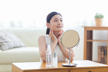 スキンケアをする女性