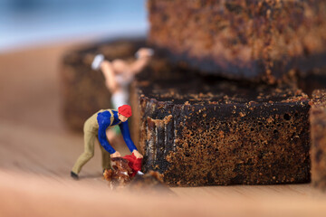 Miniature worker model sawing brown sugar