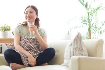 家飲みする女性