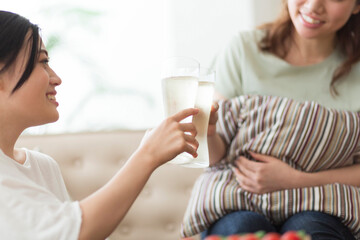家飲みする女性