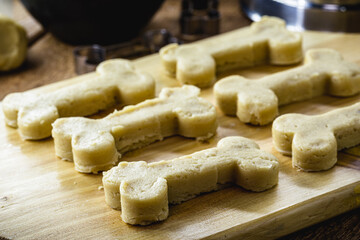 dog bone shaped dog biscuits, homemade dog food, healthy dog ​​food