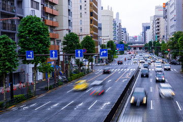 東京　自動車通勤　夕方の道路