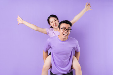 Obraz premium Young Asian couple posing on purple background
