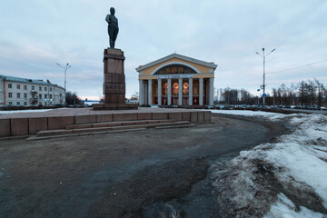 Fototapeta na wymiar gloomy winter in the city of russia