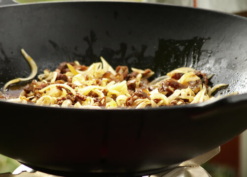 Closeup Shot Of Pasta With Meat In A Black Bowl