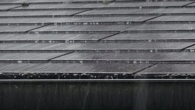 屋根に打ちつける激しい豪雨  2021年7月広島の大雨  4K