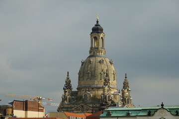 Diese Kirche überragt die Dächer in der Stadt Dresden