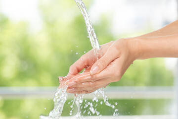 水を浴びる女性の手
