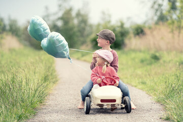 mit dem Tretauto in den Sommer