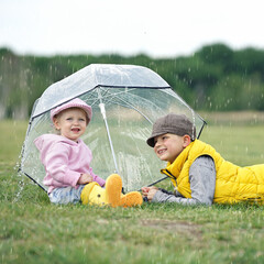 Kinder im Regen