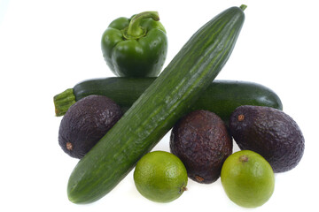 Fruits et légumes verts en gros plan sur fond blanc