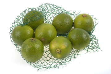 Filet de citrons verts en gros plan sur fond blanc