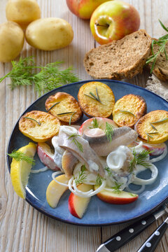 Marinierte Matjesfilets mit Äpfeln, dazu heiße Ofenkartoffeln mit Rosmarin  - Salty herring fillets with apple slices, served with crispy baked rosemary potatoes