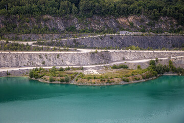 Lagune mit blauem Wasser im Steinbruch