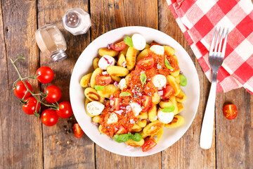 gnocchi with tomato sauce and mozzarella
