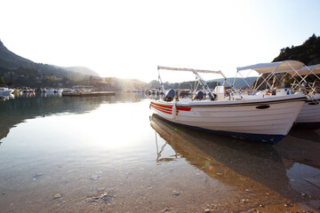 Obraz premium boats in the bay of Paleokastritsaat dawn